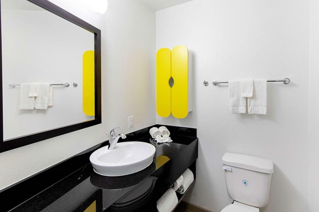 Studio 6 Austin Airport Bagian luar foto
