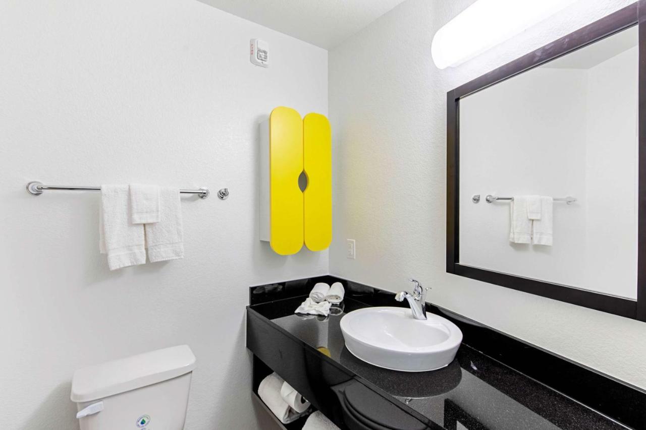 Studio 6 Austin Airport Bagian luar foto
